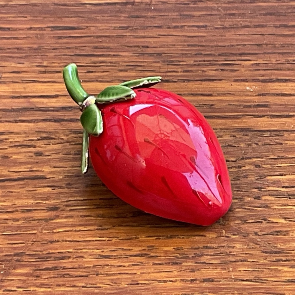 VINTAGE ORIGINAL BY ROBERT ENAMEL STRAWBERRY FRUIT BROOCH - Picture 7 of 9